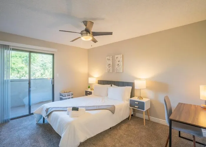 Unique 2bd - Parking, Gym, Pool - Sleeps 8 - 5min Casino Apartment *
