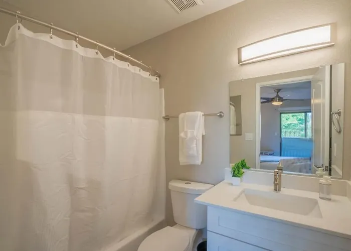 Apartment Unique 2bd - Parking, Gym, Pool - Sleeps 8 - 5min Casino *