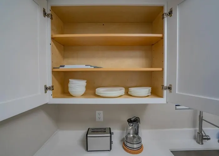 Unique 2bd - Parking, Gym, Pool - Sleeps 8 - 5min Casino Apartment