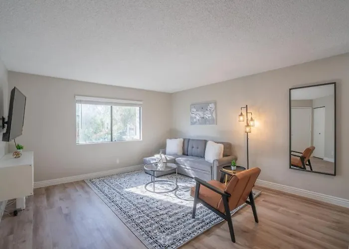Unique 2bd - Parking, Gym, Pool - Sleeps 8 - 5min Casino Apartment