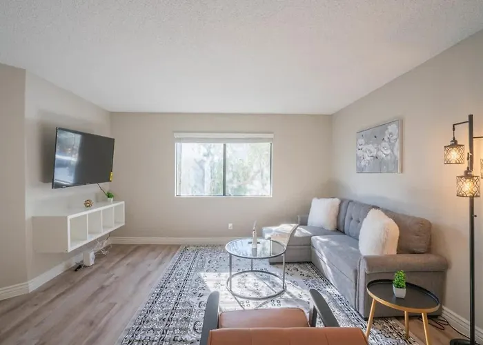 Apartment Unique 2bd - Parking, Gym, Pool - Sleeps 8 - 5min Casino