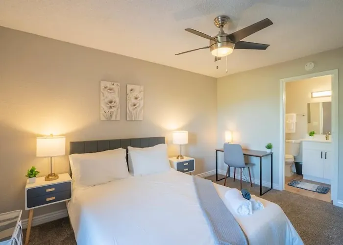 Unique 2bd - Parking, Gym, Pool - Sleeps 8 - 5min Casino Apartment