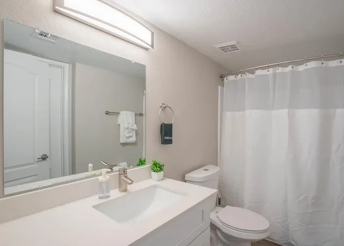 Unique 2bd - Parking, Gym, Pool - Sleeps 8 - 5min Casino Apartment