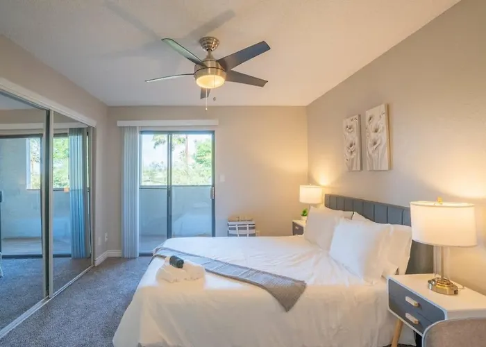 Apartment Unique 2bd - Parking, Gym, Pool - Sleeps 8 - 5min Casino