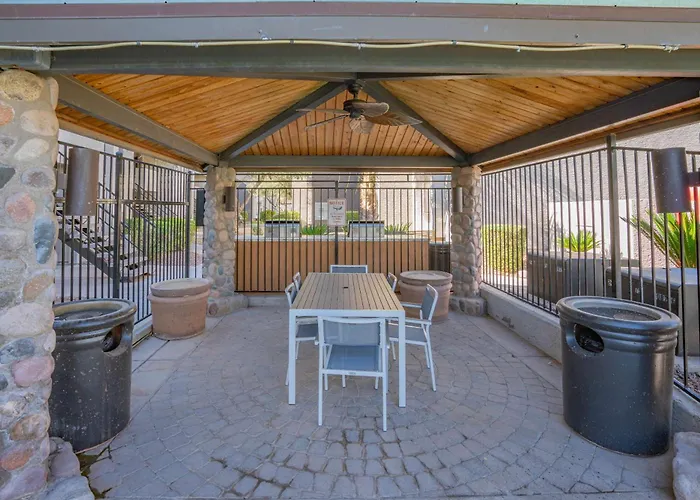 Unique 2bd - Parking, Gym, Pool - Sleeps 8 - 5min Casino Scottsdale