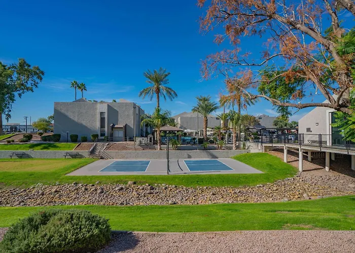 Unique 2bd - Parking, Gym, Pool - Sleeps 8 - 5min Casino Apartment *