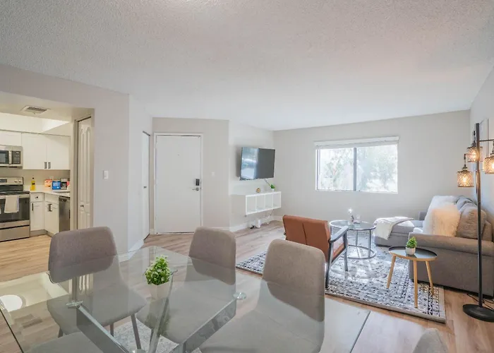 Unique 2bd - Parking, Gym, Pool - Sleeps 8 - 5min Casino Apartment Scottsdale