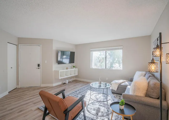 Apartment Unique 2bd - Parking, Gym, Pool - Sleeps 8 - 5min Casino *
